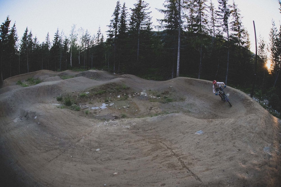 JORDA: Pumptracken i Hafjell er ikke asfaltert, men er nydelig shapet i jord. Foto: Kristoffer H. Kippernes JORDA: Pumptracken i Hafjell er ikke asfaltert, men er nydelig shapet i jord. Foto: Kristoffer H. Kippernes