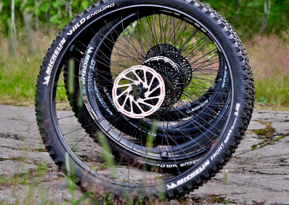 SOLIDE: Karbonhjulene fra Zipp, DT-Swiss og Crank Brothers er laget for å tåle masse juling. Tre par enduro-hjul i karbon