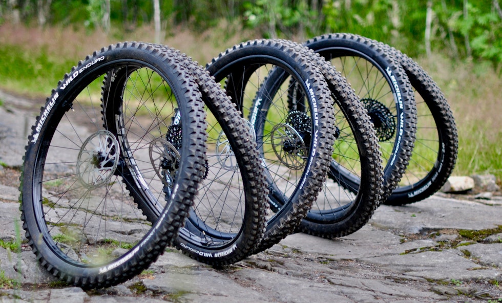 MED LIKE DEKK: Vi har testet alle hjulsettene med enduro-dekk fra Michelin. Tre par enduro-hjul i karbon
