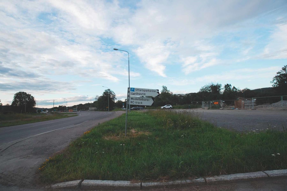 HER PARKERER DU: Plenty plass til å parkere bilder hvis du får med deg flere for å sykle pumptracken på Lørenskog. Foto: Kristoffer H. Kippernes. HER PARKERER DU: Plenty plass til å parkere bilder hvis du får med deg flere for å sykle pumptracken på Lørenskog. Foto: Kristoffer H. Kippernes.