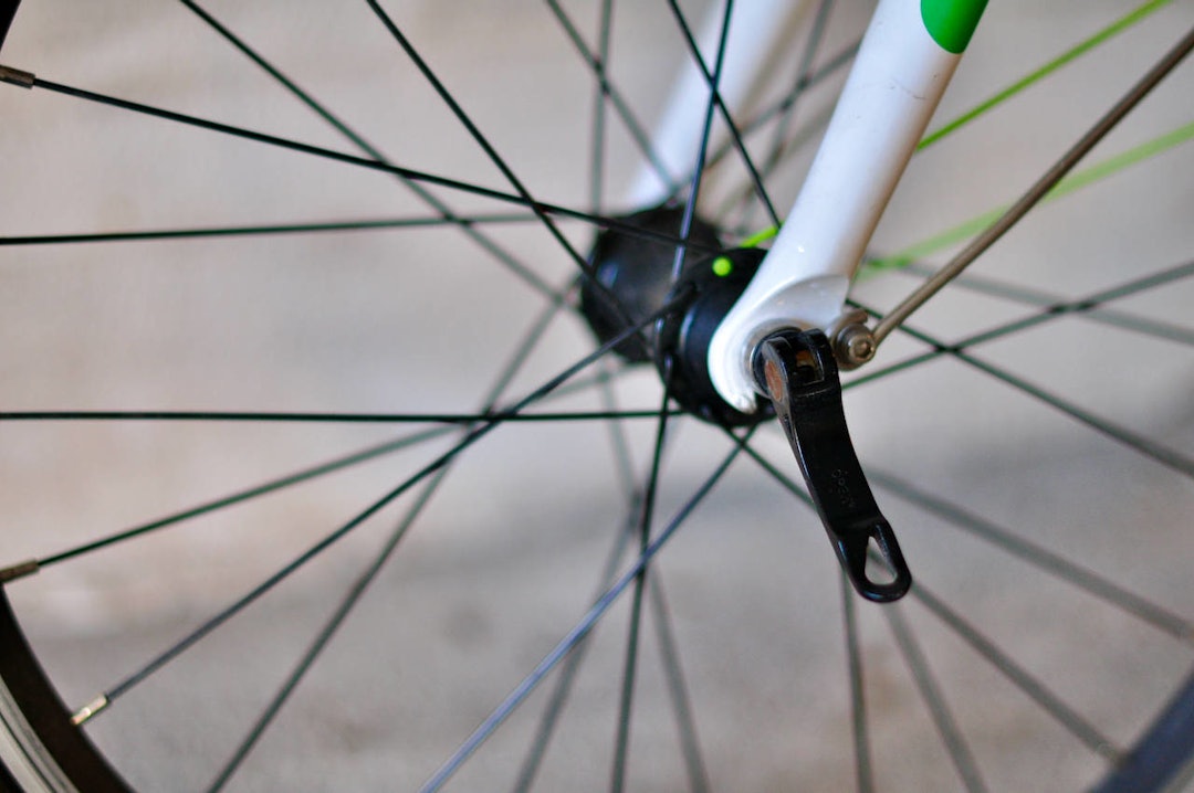 LIVSFARLIG: En skummel trend har bredd seg - utstyrsredaktøren vår viser deg et triks for å motvirke. Foto: Øyvind Aas sabotasje barnesykler fiks