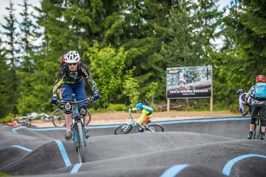 MESTRING: Pumptrack-trening er bare en av aktivitetene de unge syklistene er gjennom under Terrengsykkel Ungdomscamp. Foto: Hans Martin Nysæther/Terrengsykkel Ungdomscamp DSC_8561