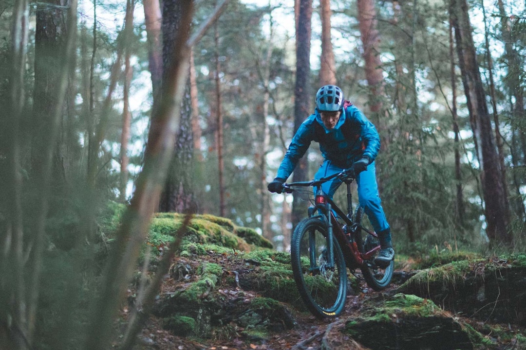 TRYGGHETSSØKENDE: Trek Fuel EX føles skikkelig kapabel utfor. De grove dekkene den kommer med ruller ikke all verden, men de gjør sykkelen ekstra kapabel i grovt terreng. Bytter du til mer lettrullende dekk kan du holde følge med dem på rittsykkel både opp og ned. Terrengsyklist på stisykkel