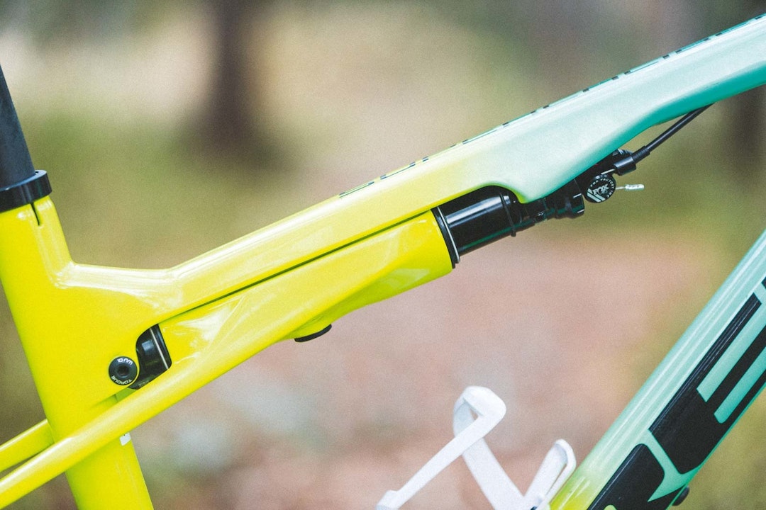 UNIK UTFORMING: Bakdemperen på Trek Supercaliber stiver av overrøret, mens setestagene kan skli frem og tilbake. Demperen gir 50 mm vandring, fleksen i setestagene gir en ekstra centimeter. Trek-Supercaliber-test-1