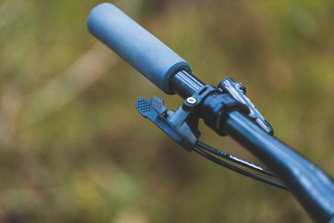 RITTSYKKELENs TURBOMODUS: Skal du virkelig jage, eller spurte opp en bakke kommer rittsykkelens demperlås godt med. Et lite trykk på knappen gir deg en helt stiv sykkel som ikke husker. Trek-Supercaliber-test-3