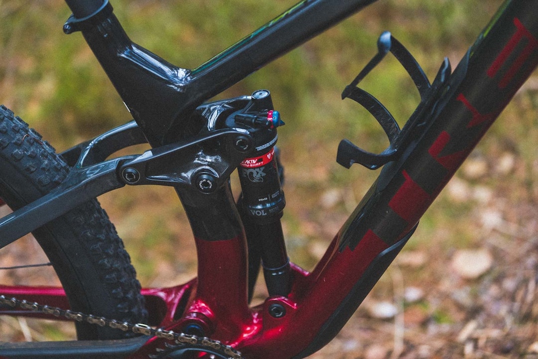 MER VANDRING: Trek Fuel EX 9.8 har 130 mm vandring bak. Under flaskeholderen skjuler det seg et lagringsrom med plass til en reserveslange. Trek-Fuel-test-2