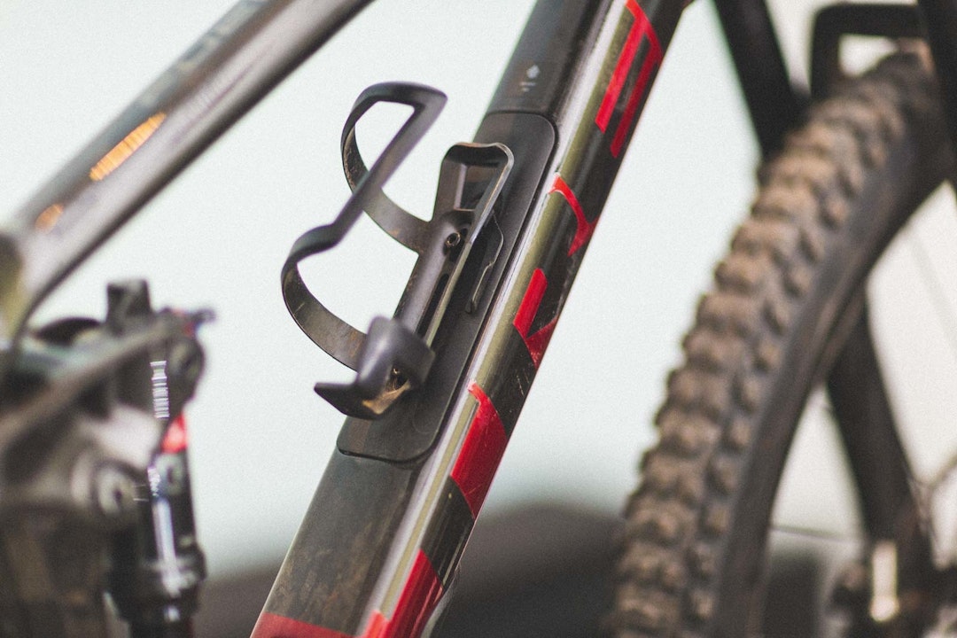 LØNNKAMMER: Under den medfølgende flaskeholderen finner du et hemmelig rom der du kan oppbevare reserveslangen og sparepengene. Trek-Fuel-test-3