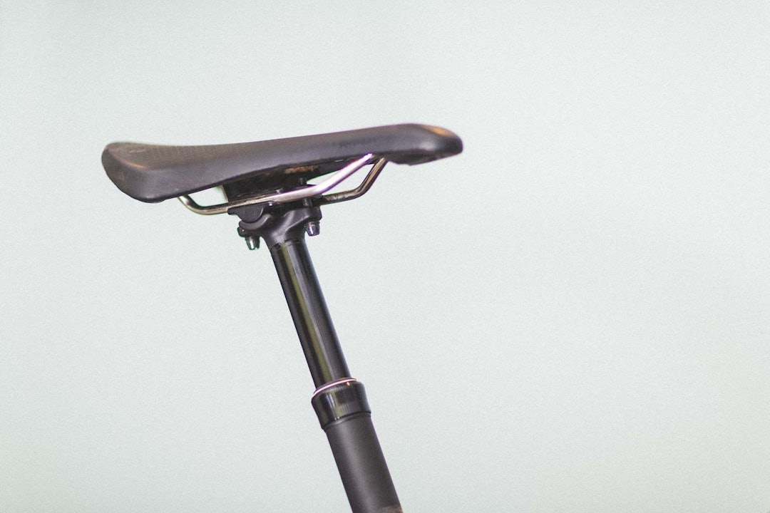 STISYKKELENS X-FAKTOR: Fjernstyrt senkepinne gjør det lettere å holde høy fart nedover, også på lette dekk. Du står også mykere over sykkelen med setet ute av veien, noe som kan spare deg for punkteringer. Monterer du senkepinne på rittsykkelen vil den umiddelbart bli bedre i utforkjøringene. Trek-Fuel-test-4