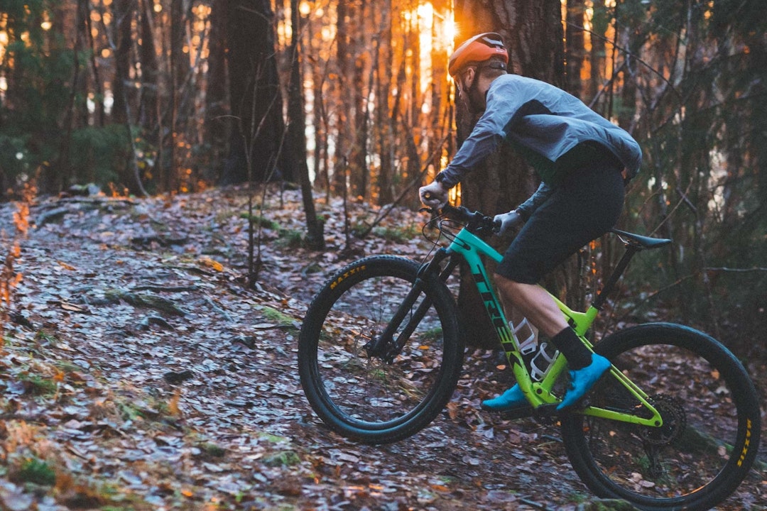 IMPONERENDE: Treks nye Supercaliber har kort vandring. Den føles lynkjapp oppover, men også solid og kapabel nedover. Er du god teknisk vil du kunne sykle fortere i krevende ritt på denne enn på den grovere stisykkelen. Rittsykkel-eller-stisykkel-test-4