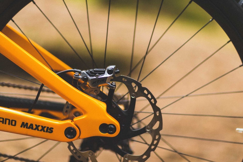 KRAFTIG NOK: Selv om Shimano lager bremser spesifikt for utforsykling, har Simen montert XTR-bremser som er myntet på mindre påkjenning. simen-smestad-scott-gambler-utforsykkel-0013
