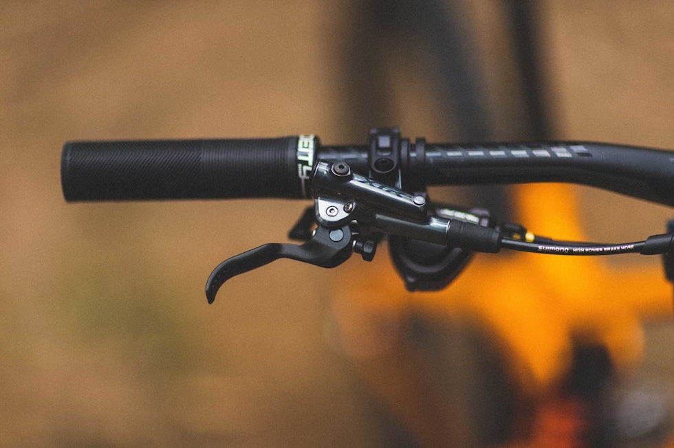 RYDDIG: XTR-bremsene i selskap med holker fra Deity og Shimano Saint gir-hendel. simen-smestad-scott-gambler-utforsykkel-0016
