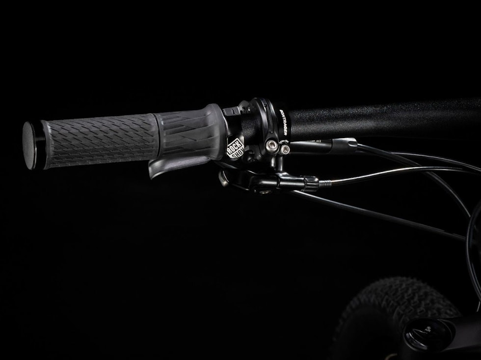 EN TVIST: Med RockShox sin Twist Lock bryter kontrolleres begge demperenhetene fra Rock Shox i én håndbevegelse. Eller vri, om du vil. EN TVIST: Med RockShox sin Twist Lock bryter kontrolleres begge demperenhetene fra Rock Shox i én håndbevegelse. Eller vri, om du vil.