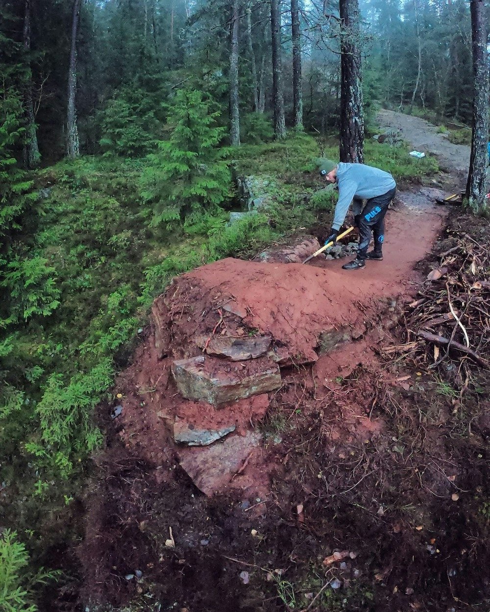 Brage Vestavik har ikke tall på verken hvor mange timer eller hvor mange elementer han har bygget i vinter. Men han nyter hverstund han får holde på i naturen. Foto: Privat