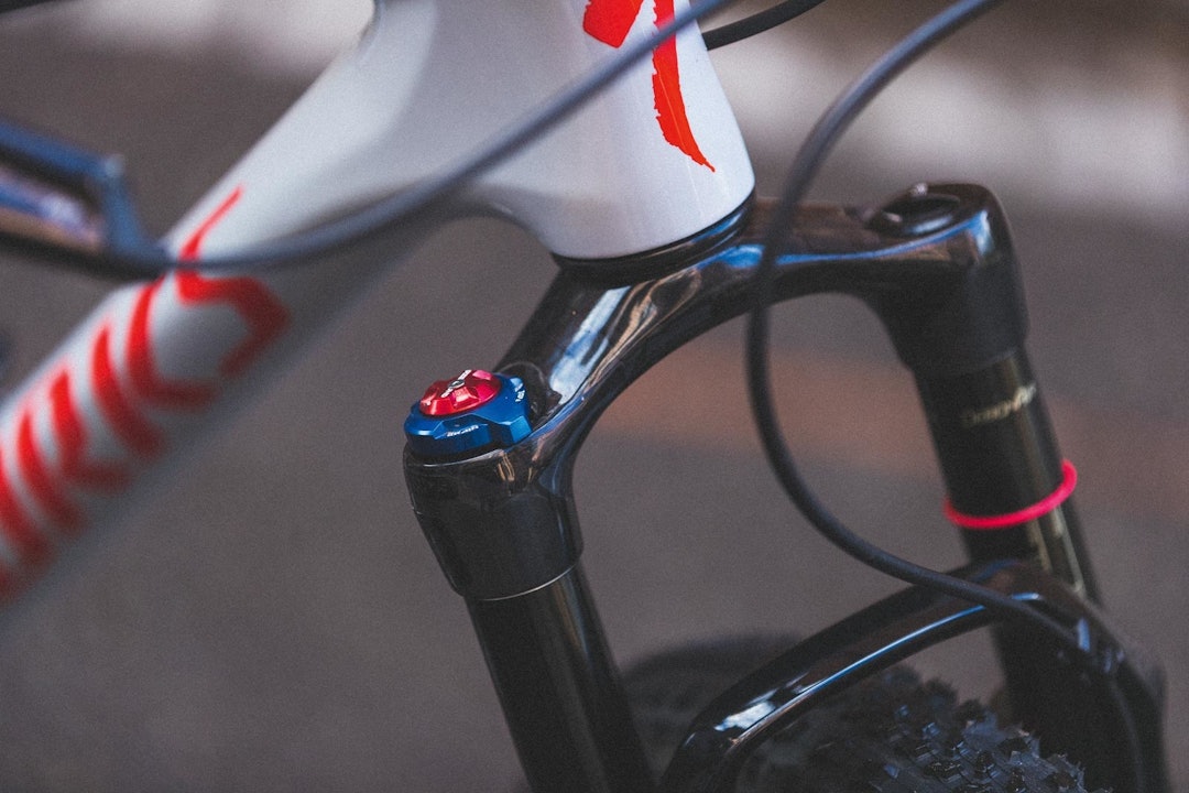 SELVTENKENDE: SID-gaffelen med spesiell Brain-funksjon låser og åpner automatisk mens du sykler. Den blå Brain Fade-bryteren lar deg justere terskelstørrelsen i fart, men du får ikke skrudd den helt av. Specialized Epic S-Works Hardtail