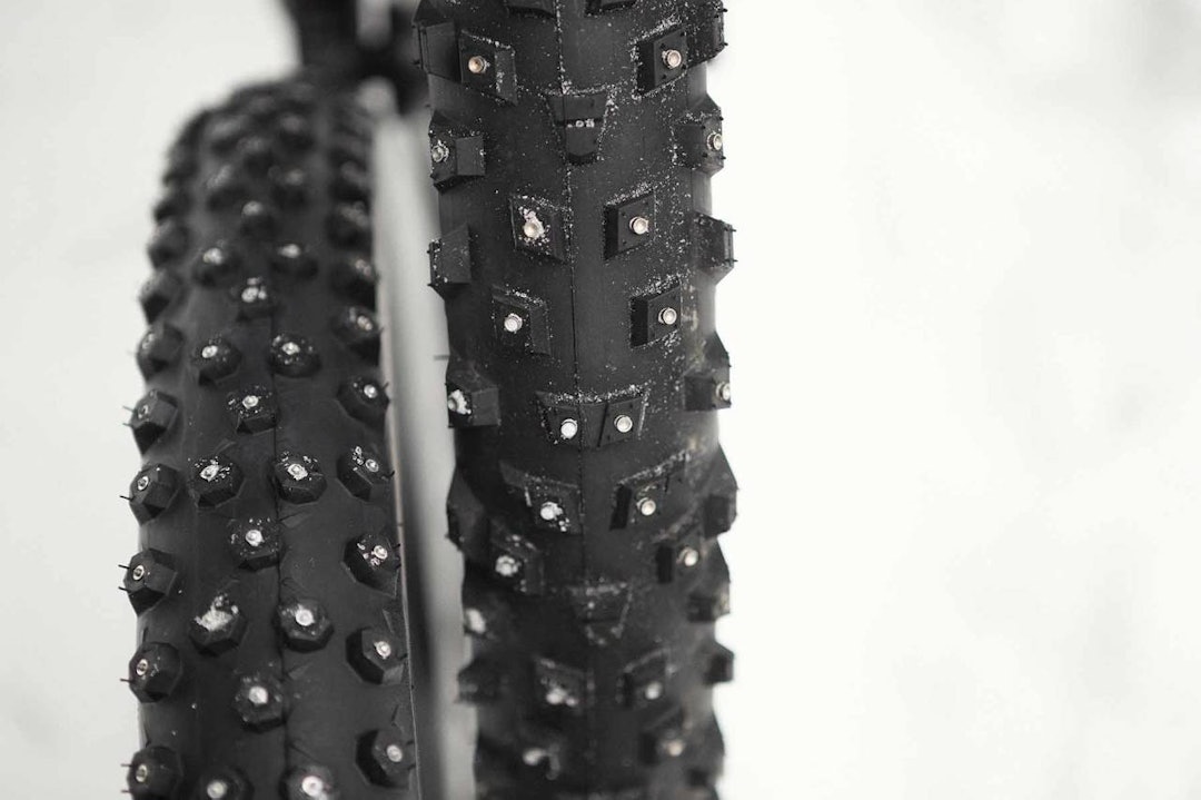 STIDEKK: Grove piggdekk gir rått feste på is- og snødekte stier. Piggdekk