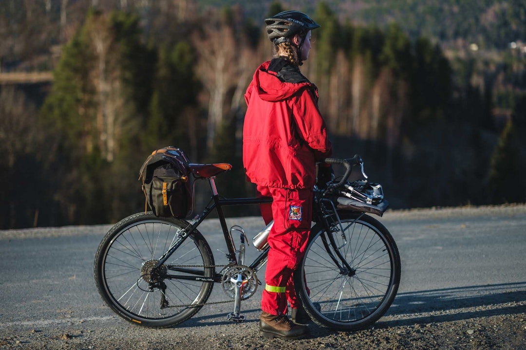 ENDELIG: Det er vår, den der ubestemmelige tida da vi både lengter etter sol og sommer og samtidig ikke helt kan slippe snø og vinter. Men kanskje det går an å få litt av begge deler, som en slags duatlon for våryre syklister med ett bein i hver sesong? Du vet, sånne som innerst inne venter på at snøen skal slippe taket helt så det går an å sykle overalt? Vi får en idé. sykkel truger