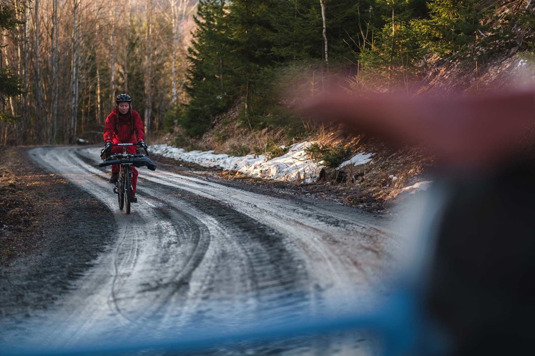 TELELØSNING: Isen tiner, og alt vannet fra den smeltende isen metter grusveiene og gjør dem alt annet enn sykkelvennlige. Da er skikkelig brede dekk saken. Vi har ikke skikkelig brede dekk. sykkeltur truger