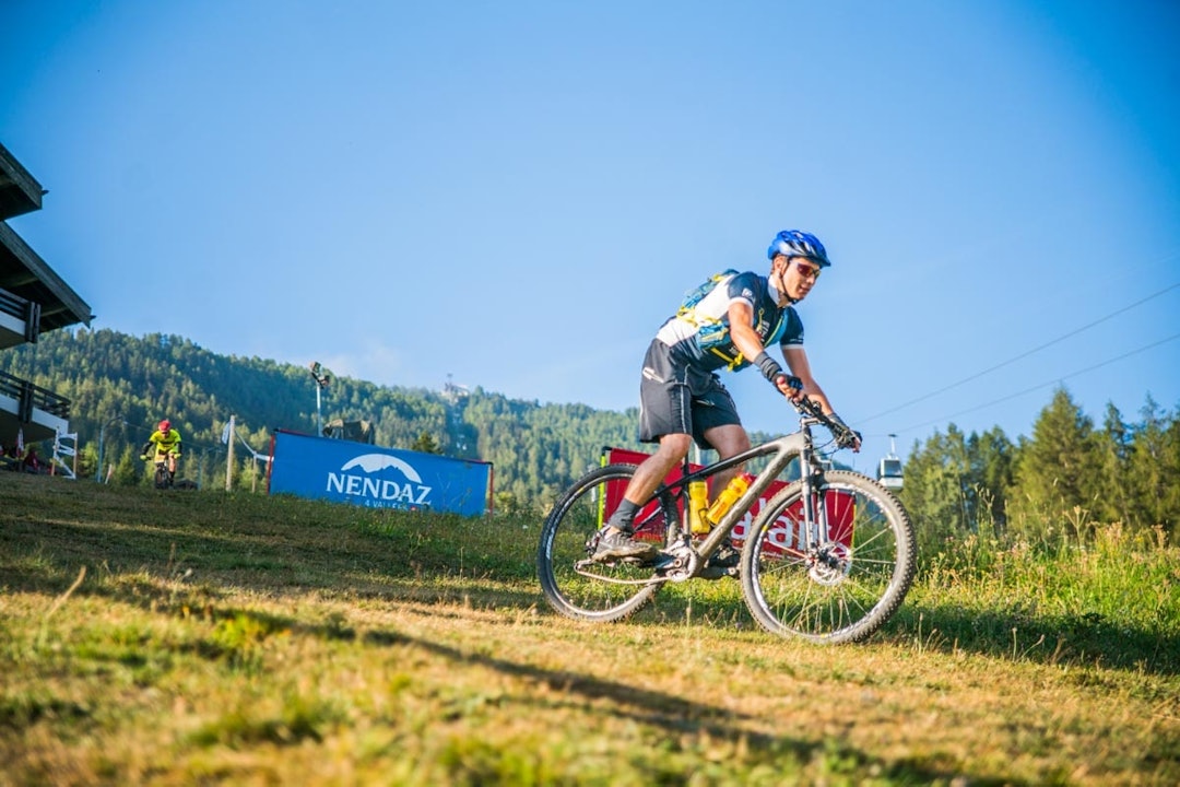 Ryttere i Grand Raid 2018 på vei ned fra fjellet til Nendaz sentrum. Foto: Florian Bouvet Fornier Grand Rais Nendaz MTB cycling