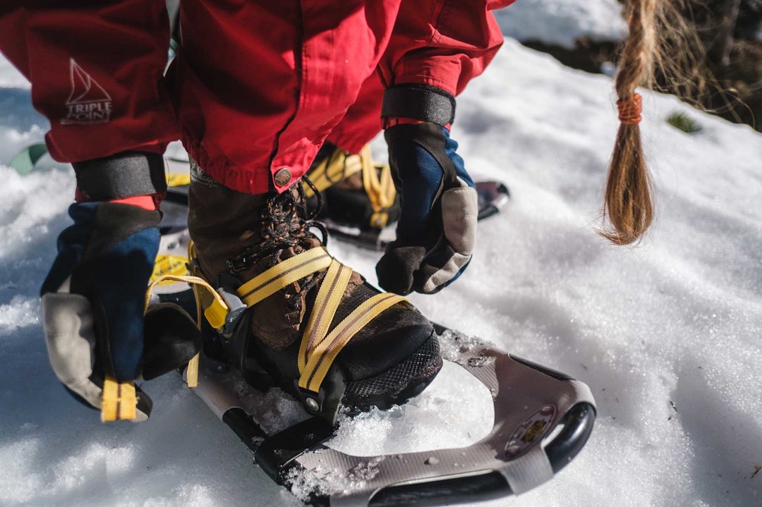 PÅ: Vi gjemmer syklene bak noen trær, flytter utstyret over i sekkene og spenner på oss trugene. Det er klart for opptur. sykkeltur truger