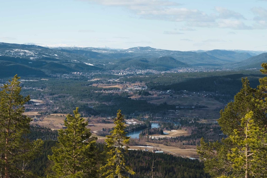 KUPERT: Det er ikke Alpene eller Everest. En av prikkene øverst til høyre er antakelig rekkehuset vårt. Jeg burde kanskje sagt noe sånt som å se det store i det lille. Jeg nøyer meg med si at vi dro på kanotur på elva i midten av bildet i fjor sommer. Vi trillet kanoen på en tralle fra rekkehuset og ned til elva. To og en halv uke senere trillet vi kanoen inn foran rekkehuset igjen sykkeltur truger