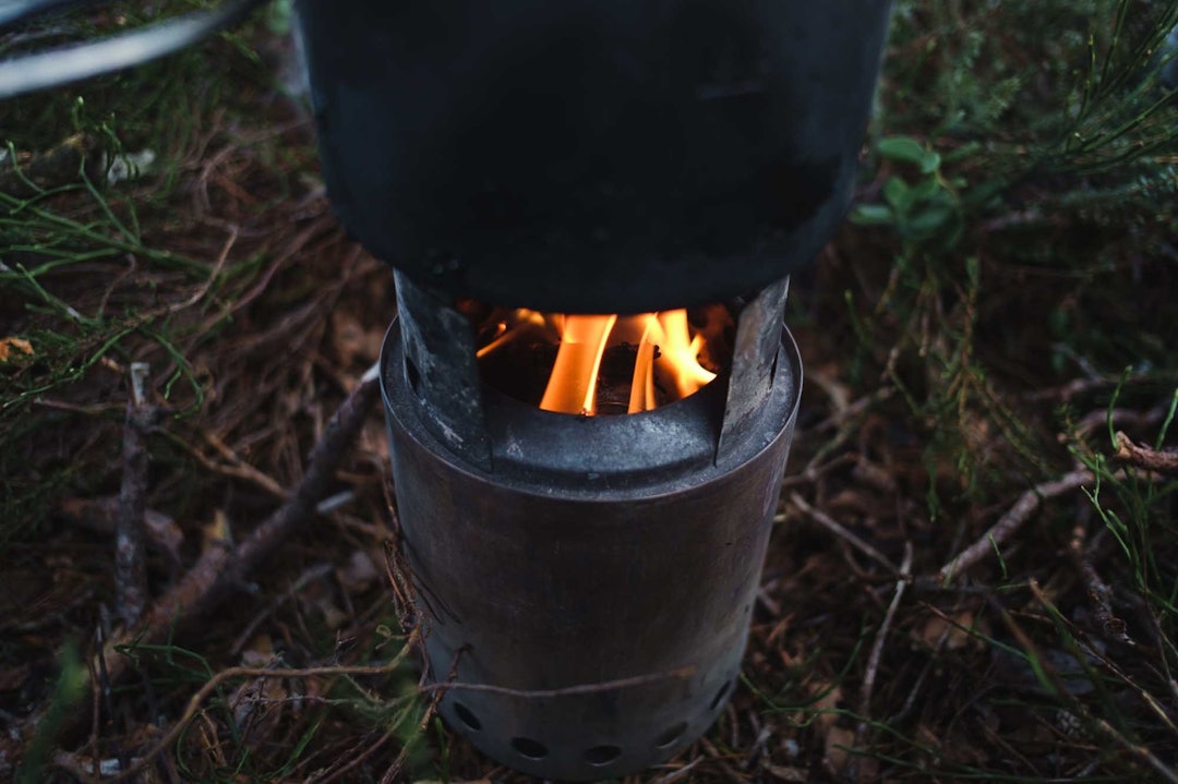 FLAMME: Ok, dette virker kanskje litt sånn new age-aktig. Bare rolig, jeg er egentlig en skikkelig tørrpinn. Faktisk handler dette om tørrpinner. Greia er at gammelskogen er vår katedral. Og katedraler må vi stelle pent med. Så da fyrer vi bare med kvister og greiner fra bakken og lar de gamle furuene ha de krokete greinene sine for seg selv og ligger langt unna gadden. Du kan gjerne kalle meg en treklemmer sykkeltur truger