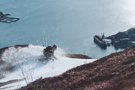 Den karakteristiske Narvik-utsikten ned mot byen, hvor du ser lasteskipene bli fylt opp med malm fra Kiruna. Foto: Alric Ljunghager Narvik sommerski anlegg narvikfjellet