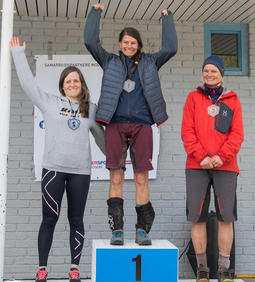 Pallen i dameklassen: Anne Melbø vant foran Vera Leivsdottir (til venstre)  og Hilde Sangesland Strædet. Foto: Gard Johannes Gauteplass Pallen i dameklassen: Anne Melbø vant foran Vera Leivsdottir (til venstre)  og Hilde Sangesland Strædet. Foto: Gard Johannes Gauteplass