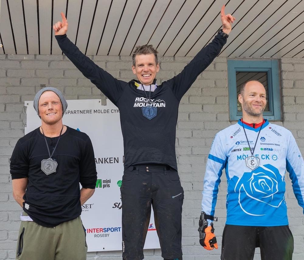 Pallen i herreklassen: Espen Johnsen vant foran Arne Varhaug (til venstre) og Pål Nakken. Foto: Gard Johannes Gauteplass Pallen i herreklassen: Espen Johnsen vant foran Arne Varhaug (til venstre) og Pål Nakken. Foto: Gard Johannes Gauteplass