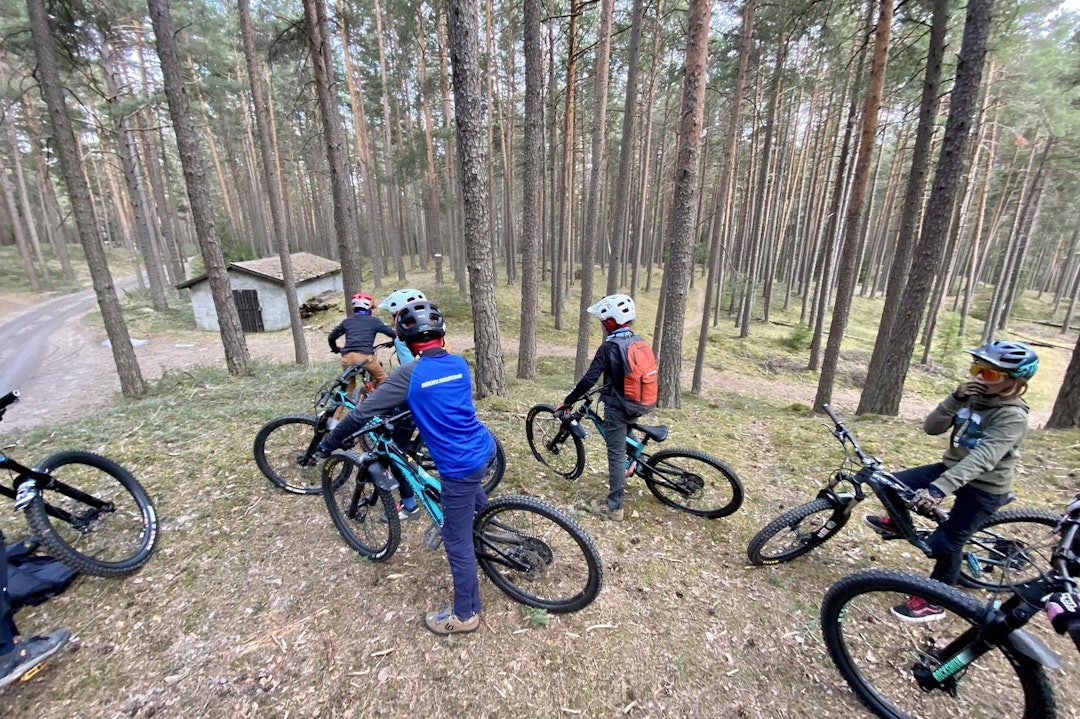TIDLIG PÅ: Små og store fikk testet stisyklene i Ringebu. Foto: Gerben Baan stisykling Ringebu