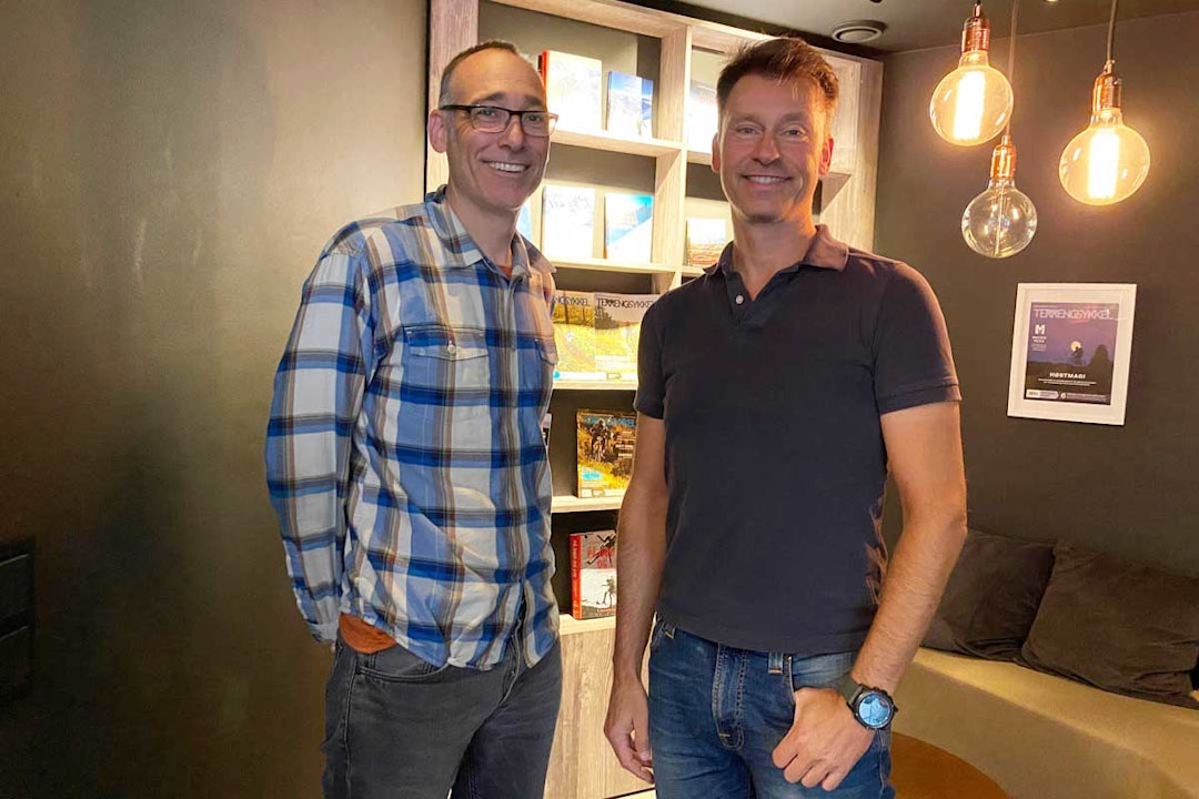 FORNØYDE: Daglig leder i Fri Flyt AS Audun Holmøy (t.v) og leder i IF Frøy Morten Winsnes er fornøyde med løsningen. Foto: Fri Flyt frøy fri flyt terrengsykkelrittet