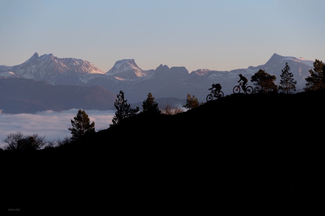 Molde Enduro går i spektakulære omgivelser. Pål Nakken foran og Terje Aamodt etter. Foto Anders Eide