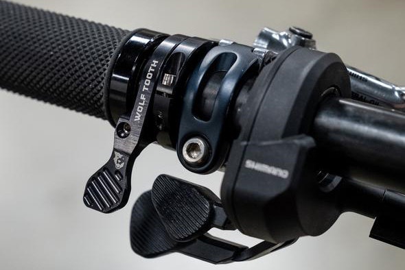 MED EL: Bryteren avbildet sammen med en styringsenhet fra Shimano. ReMoteBarCentric_E-BikeControls_2000px_590x