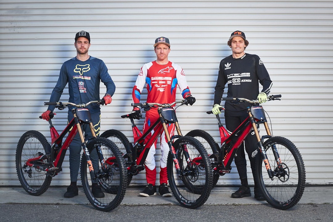 TØFF TRIO: Neko Mulally, Aaron Gwin og Jack Moir utgjør Intense sitt nye verdenscuplag. De har likevel hver sine sponsorer for klær, hjelmer og sko. TØFF TRIO: Neko Mulally, Aaron Gwin og Jack Moir utgjør Intense sitt nye verdenscuplag. De har likevel hver sine sponsorer for klær, hjelmer og sko.