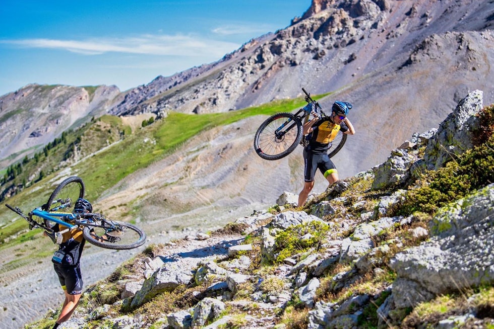 Synne Steinsland og Anders Seim under Alps Epic 2019. Foto: Remi Fabregue Synne Steinsland Anders Seim Skeno-SFIT