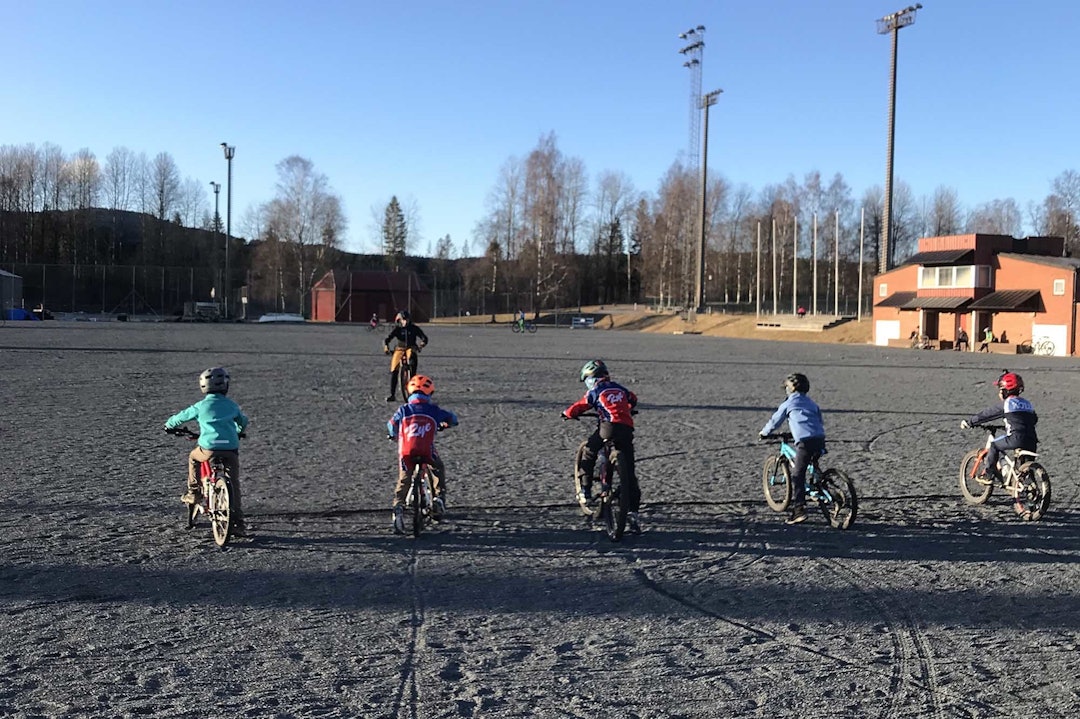 FREMTIDENS SYKLISTER: Ser vi en spirende sykkelstjerne i denne forsamlingen? Foto: SK Rye sykkeltrening barn oslo klubb rye