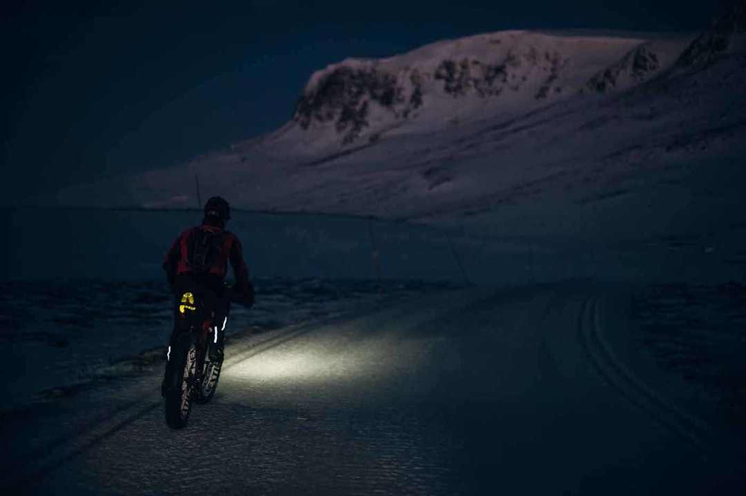 Hålkeføret i Fat Viking 2017 sørget for ekstra utfordringer, spesielt i mørket. Foto: Mikkel Soya Bølstad Fat Viking fatbikeritt på Geilo
