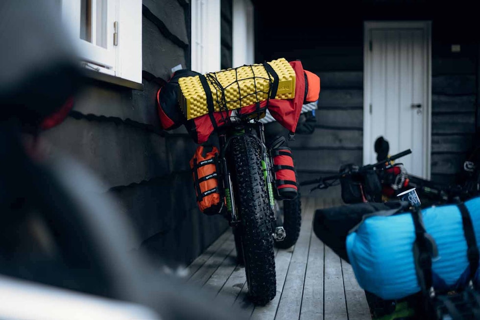 FULLPAKKET: Syklene til kursdeltakerne er pakke som om de skal i gang med Iditarod Trail Invitational. Det meste av oppakningen ligger igjen på hytta på selve rittdagen. Foto: Mikkel Soya Bølstad