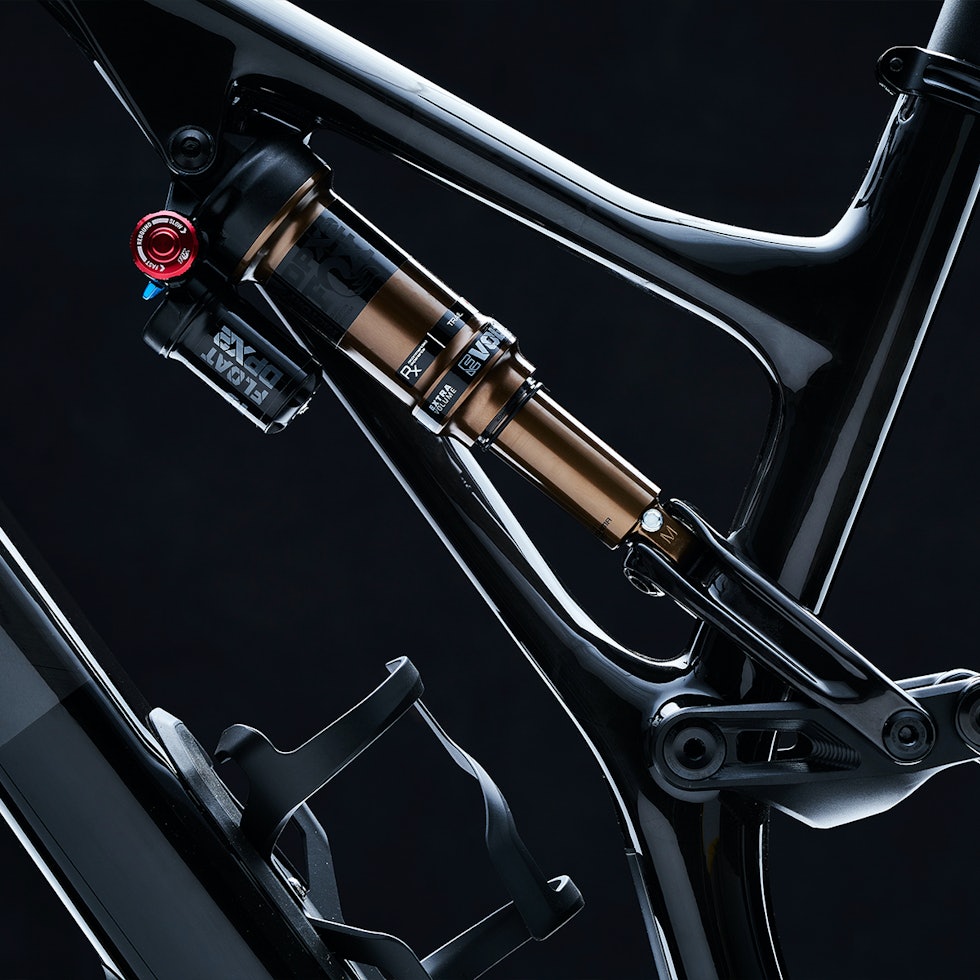 SIDEARM: Det ekstra rammestaget stiver av ramma rundt demperen. Fjærdemperen viser at Kenevo er myntet på de groveste nedfartene. Specialized Stumpjumper EVO 2021