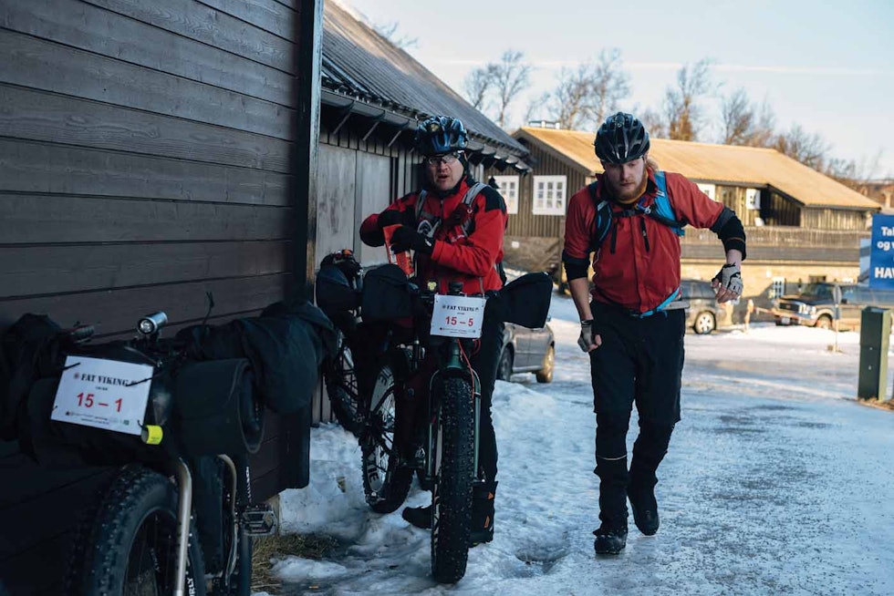 SUPERFINNENE: Toni Lund (til venstre) og Antti Sintonen er erfarne ultrasyklister og kaster ikke bort tiden ved første sjekkpunkt. Foto: Mikkel Soya Bølstad