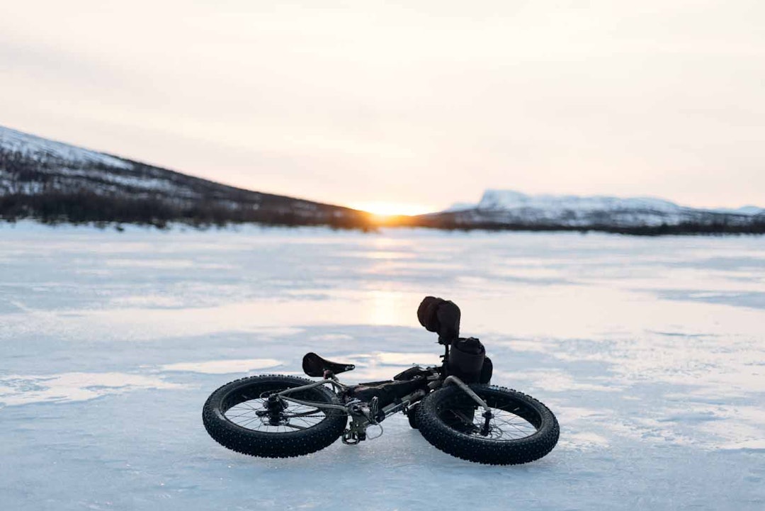 MORGEN VED USTAOSET: Toni Lund (til venstre) og Antti Sintonen tar seg en prat før følget gir gass mot Havsdalen og første sjekkpunkt. Foto: Mikkel Soya Bølstad MORGEN VED USTAOSET: Toni Lund (til venstre) og Antti Sintonen tar seg en prat før følget gir gass mot Havsdalen og første sjekkpunkt. Foto: Mikkel Soya Bølstad