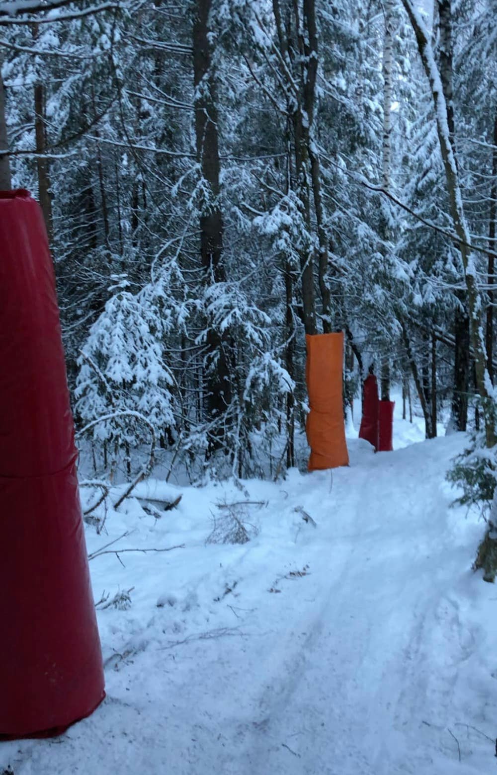 Tre mot en er feigt: Arrangøren gjorde sitt for å polstre utsatte steder i skogen. Det betyr mesteparten av den. Foto: Modum Challenge Tre mot en er feigt: Arrangøren gjorde sitt for å polstre utsatte steder i skogen. Det betyr mesteparten av den. Foto: Modum Challenge