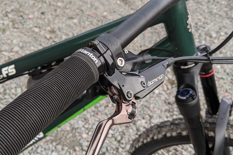 OPPGRADERING: Robin valgte å bytte ut SRAM Level-bremsene som ble levert med sykkelen, med disse fra Hayes. Foto: Robin von Braun. stanton sykkel