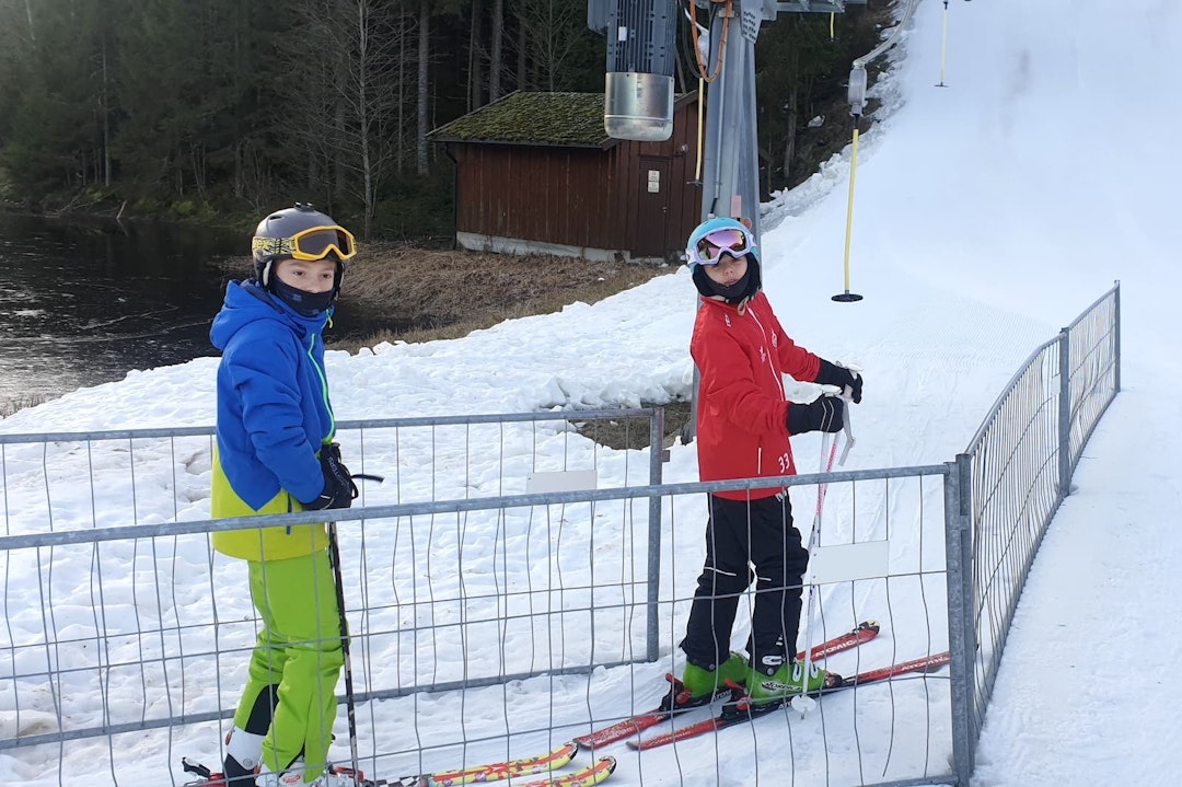 Kidsa var godt fornøyd med snøforholdene i Kjerringåsen på lørdag, der det var åpent for både syklister og alpinister på lørdag. Foto: Pål Grotnes Kjerringåsen ski og sykkel i januar