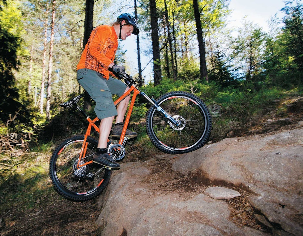 RYKK: Dra oppover i pedalene og styret samtidig som du hiver vekten fremover. Hold kraften i tråkket og nok vekt på bakhjulet til at det griper på berget. RYKK: Dra oppover i pedalene og styret samtidig som du hiver vekten fremover. Hold kraften i tråkket og nok vekt på bakhjulet til at det griper på berget.
