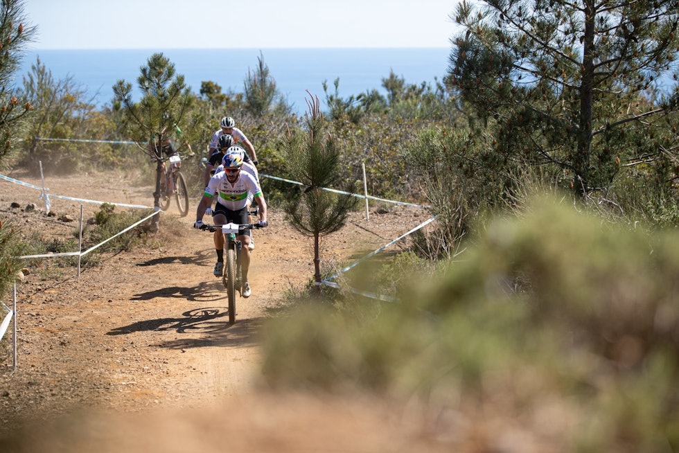 TETT: Henrique Avancini og Nino Schurter vekslet hele tiden på å ha ledelsen i Capoliveri Cup-rittet på Elba. HENRIQUE AVANCINI I TET