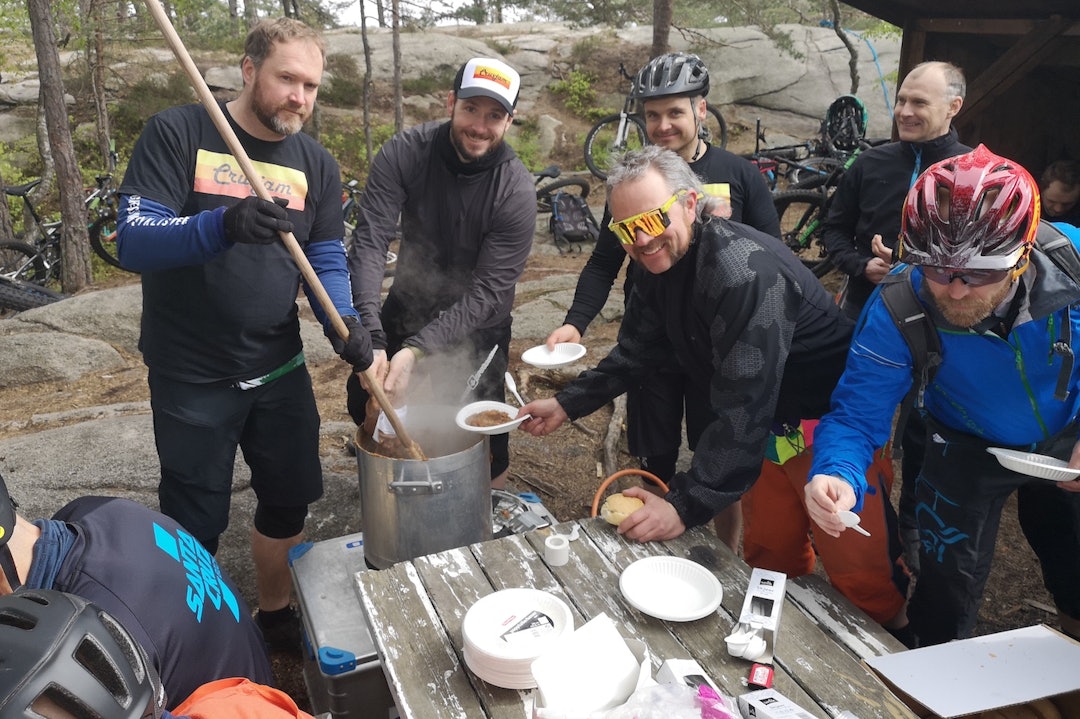 Stor stemning under cruxelunsjen i skogen. Foto: Pål Valbjørk