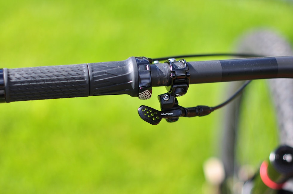 RYDDIG STYRE: Twistlock-bryteren gir god plass på styret. Du vrir for å låse gaffelen og trykker på knappen for å åpne opp RockShox SID 120