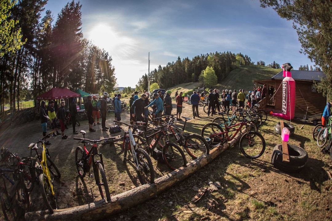 Kø for å hente startnummer. Kø for å hente startnummer.