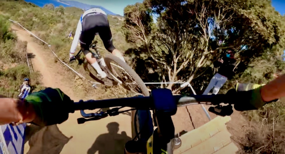 LEKENT: Nino Schurter leker seg på gjennomsyklingen av rittløypa på Elba. Skjermdump av film fra Andri Friscknecht. Nino Schurter og Andri Frischknecht på Elba