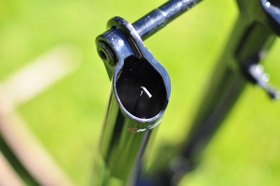RETURJUSTERING: Den unbrakonøkkelen som stikker ut av gaffelbeinet lar deg justere returen. Den sitter heldigvis fast i gaffelen. RockShox SID 120